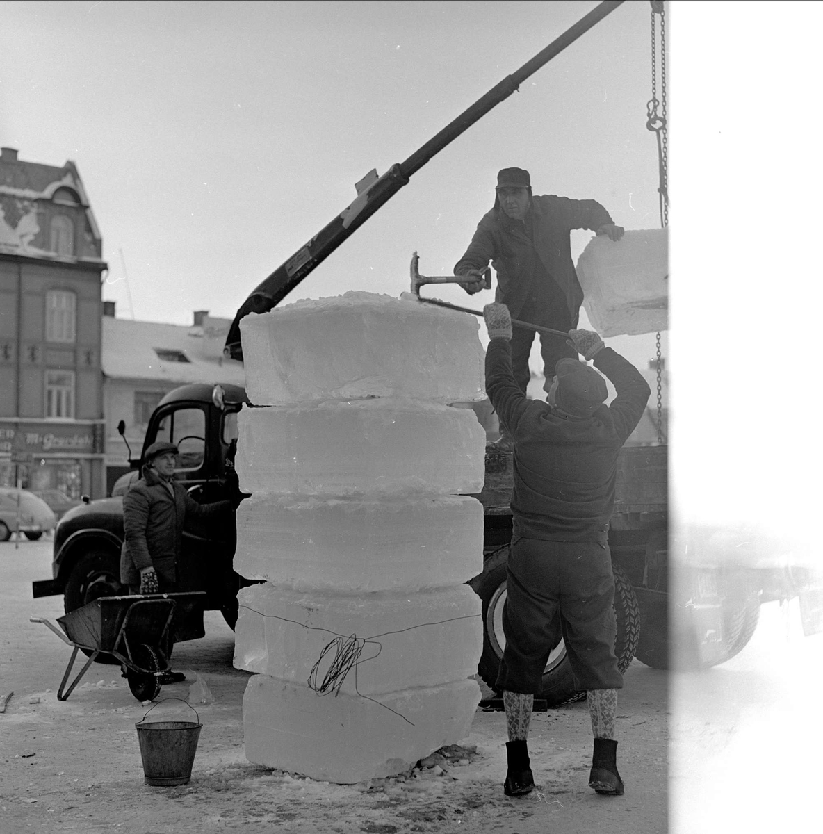 Div. glimt fra Hamar i forbindelse med NM på skøyter, 15.01.1963. Arbeid med isblokker.