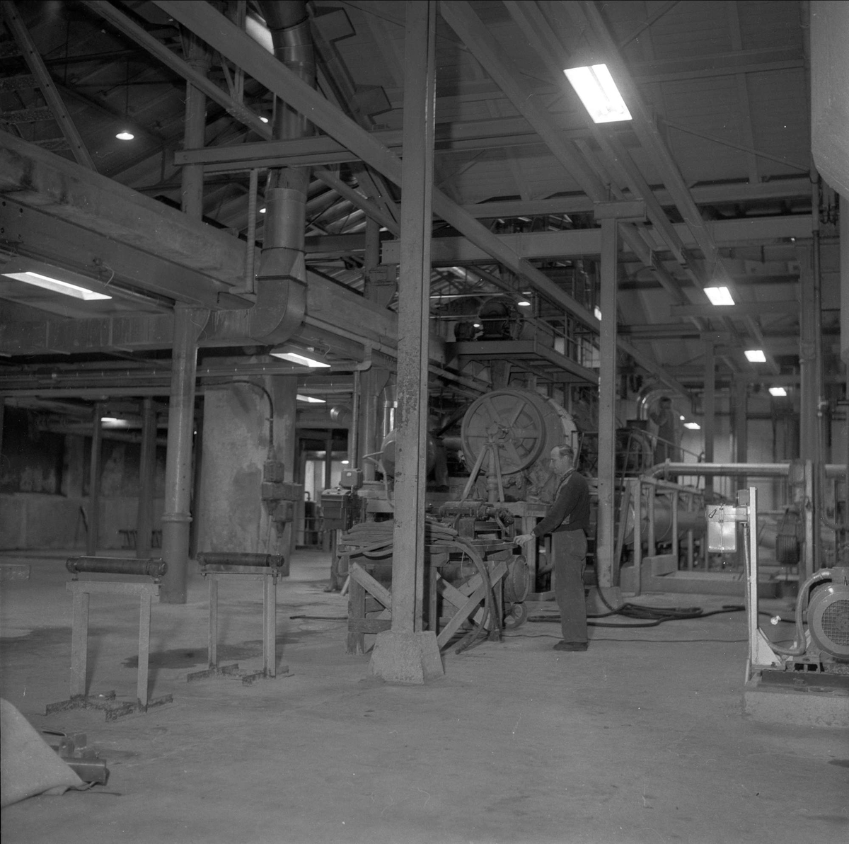Holmen Brug i Hokksund, Øvre Eiker, Buskerud, 02.10.1958. Mann som jobber i fabrikk.