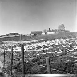 Hadeland, Oppland, mars 1961. Bondegård og jorder.
