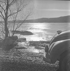 Hadeland, Oppland, mars 1961. Landskap og fronten på en bil.
