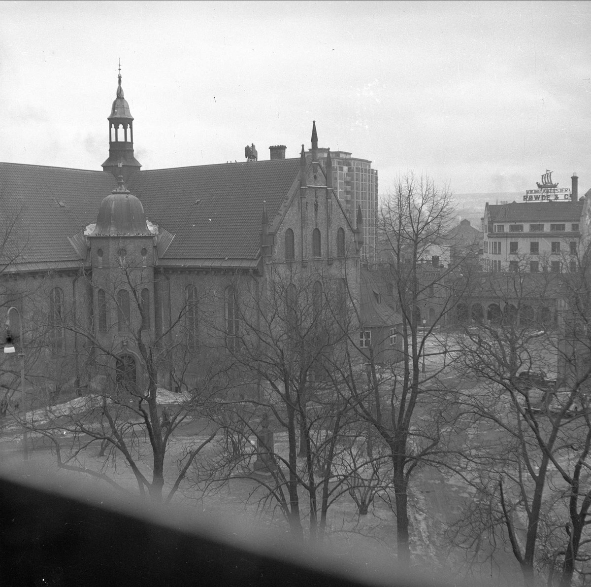 Oslo, 29.03.1954. Domkirken og parken.