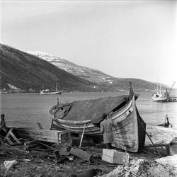 Saltdal, Nordland, april.1963. Båtbyggerskolen. Arbeid på No