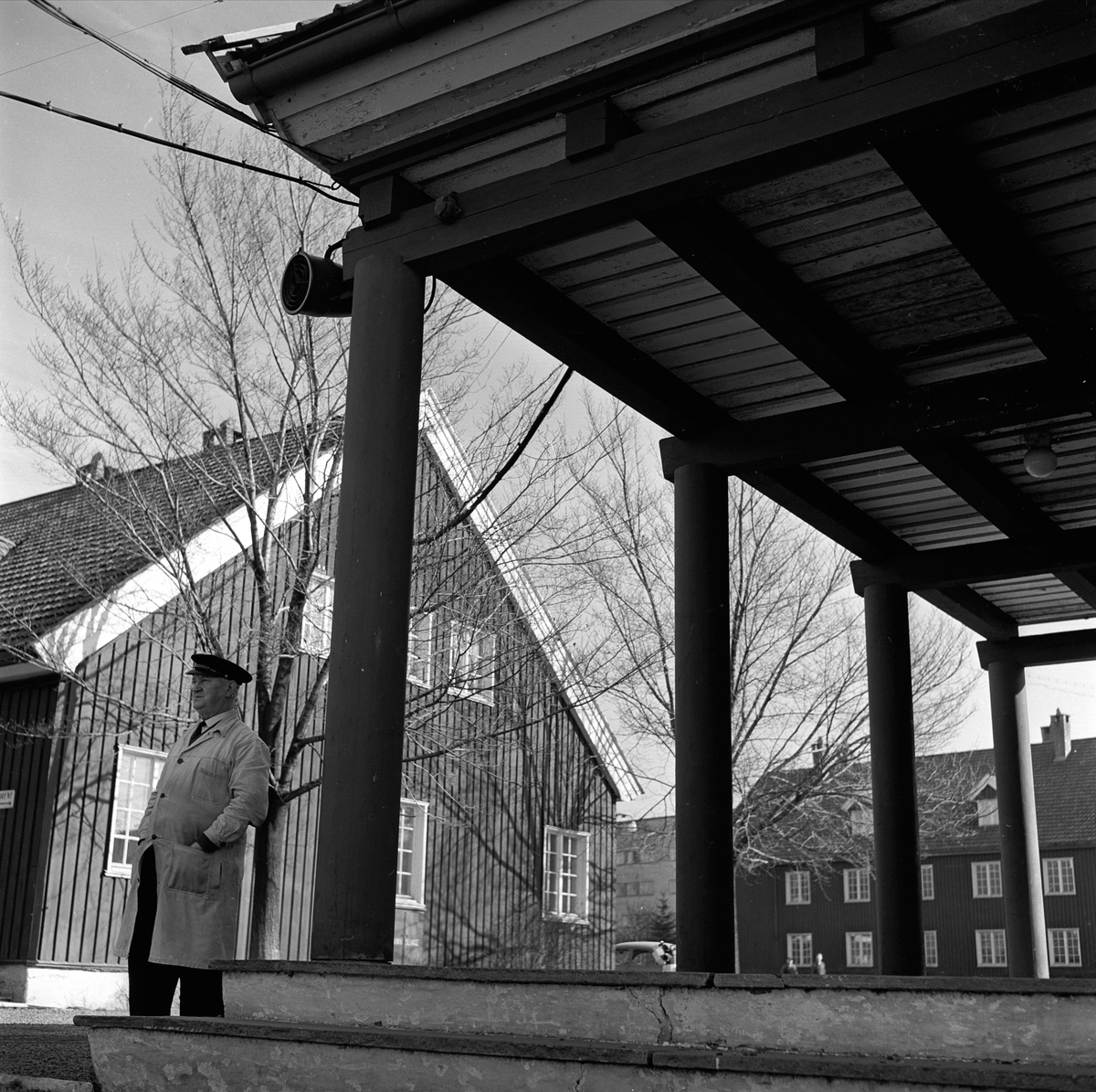 Vogts gate 81, Oslo, mars 1961. Sjøkrigsskolen. Bygninger og mann i uniform.