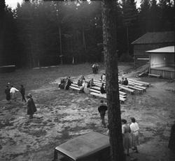 Finnskogen, august 1956. Marken. Scene foran låve. Mennesker