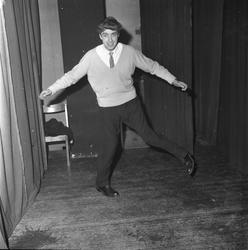 Oslo, mars 1959. Bygdelag. Mann danser.
