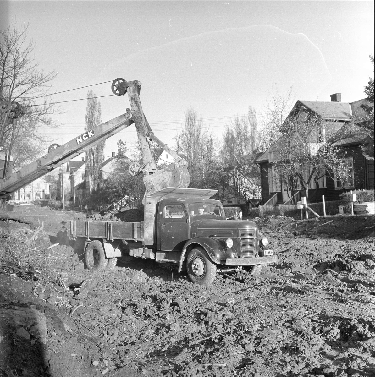 Nordre Åsen, Oslo, 15.11.1955. Veibygging, gravemaskin, lastebil og villa.