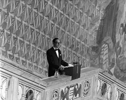 Rådhusplassen 1, Oslo, mai 1963. Rådhuset. Borgerlig konfirm