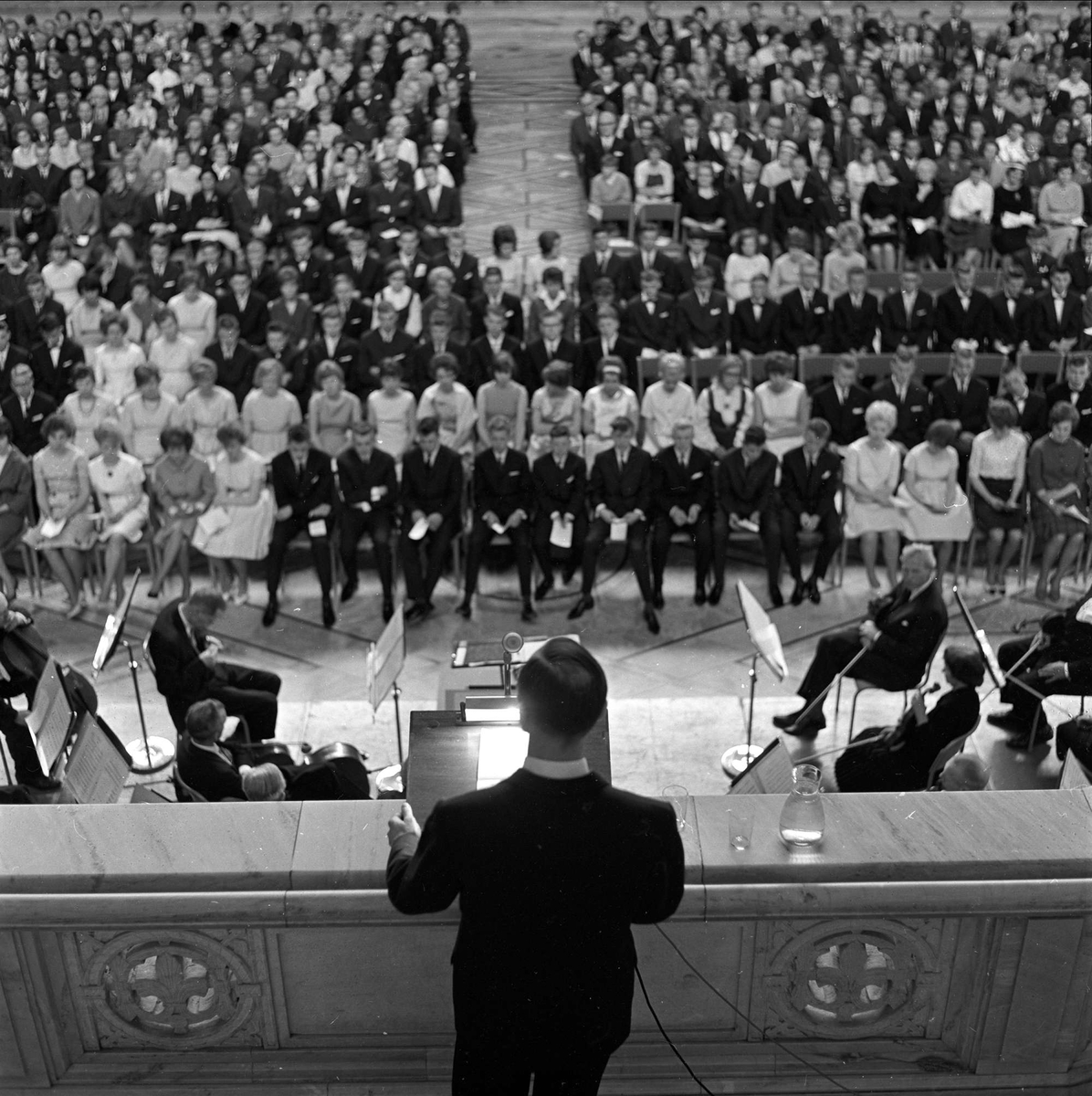 Rådhusplassen 1, Oslo, mai 1963. Rådhuset. Borgerlig konfirmasjon. Mann snakker til forsamling.