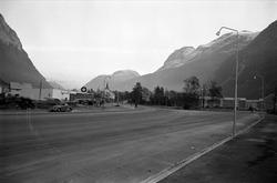 Fra Sunndalsøra, Sunndal. 05.11.1960. Landevei med en Esso s