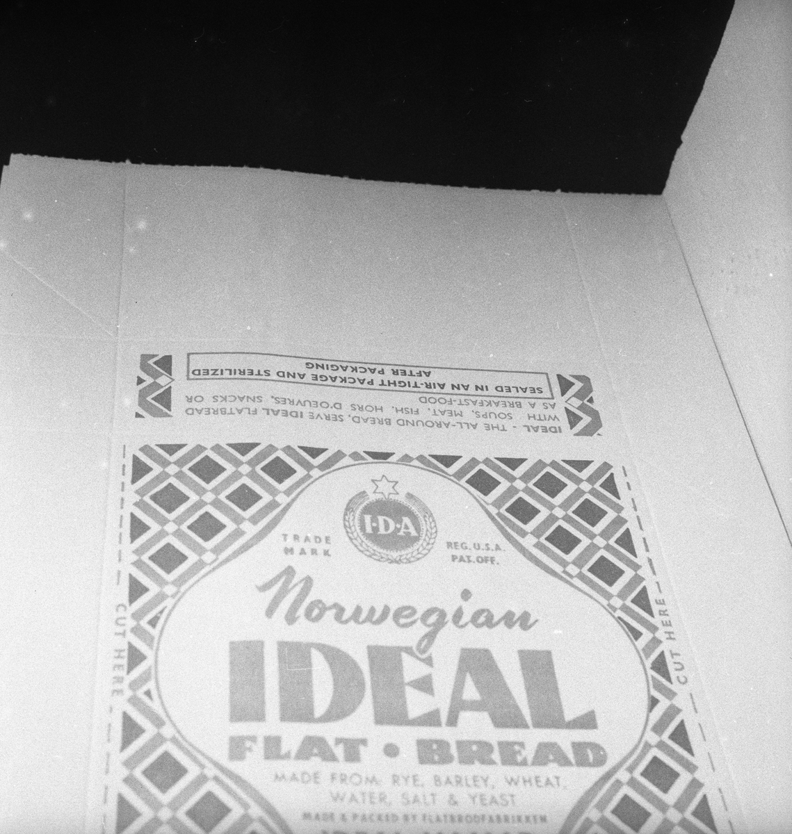 Hamar, 30.04.1955, Ideal Flatbrødfabrikik, fra produksjonslokalet, Ideal flatbrød pakket og klar for salg.