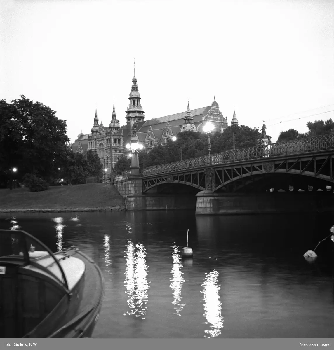 Stockholm. Djurgårdsbron i kvällsbelysning, Nordiska museet i bakgrunden.