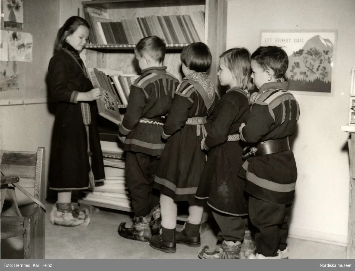 Nomadskolan i Gällivare, Lappland. Elever står på led vid bokhylla