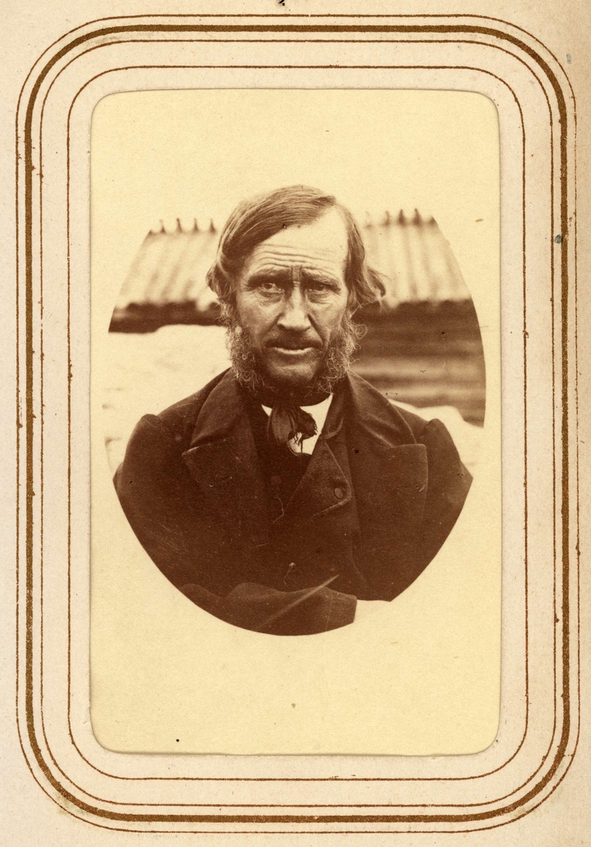 "Klockaren Mannberg, Quickjock". Ur Lotten von Dübens fotoalbum med motiv från den etnologiska expedition till Lappland som leddes av hennes make Gustaf von Düben 1868.