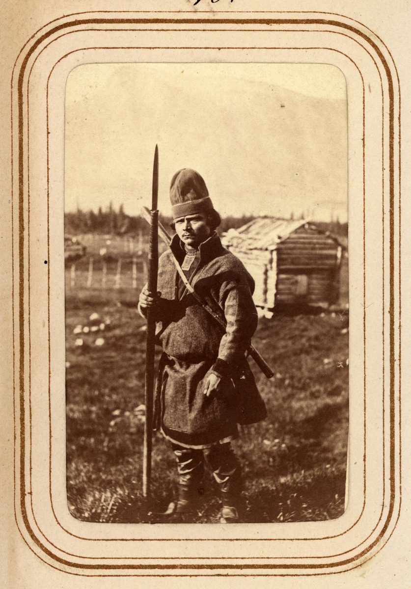 Samisk man med spjut. Per Olof Amundsson Länta, 27 år från Sirkas sameby i Jokkmokks socken. Ur Lotten von Dübens fotoalbum med motiv från den etnologiska expedition till Lappland som leddes av hennes make Gustaf von Düben 1868.