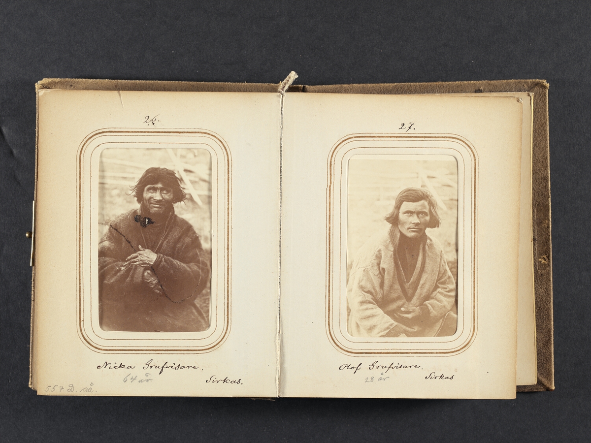 Porträtt av Nicka Gruvvisare, 64 år, Sirkas sameby. Ur Lotten von Dübens fotoalbum med motiv från den etnologiska expedition till Lappland som leddes av hennes make Gustaf von Düben 1868.