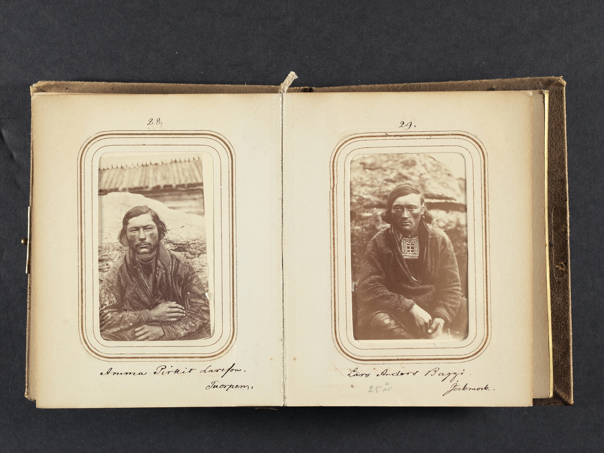 Amma Pirkit Larsson, same från Tuorpon. Ur Lotten von Dübens fotoalbum med motiv från den etnologiska expedition till Lappland som leddes av hennes make Gustaf von Düben 1868.