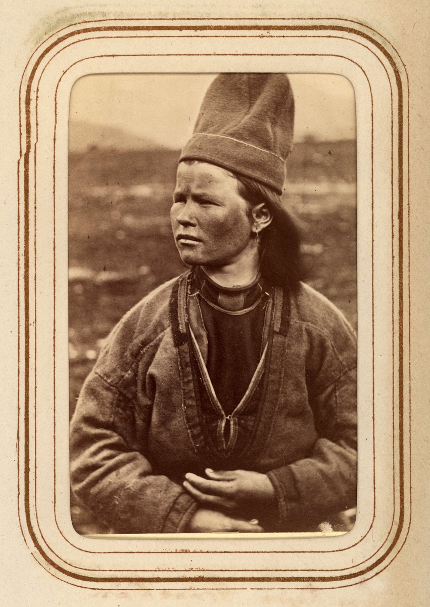 Profilporträtt av Inga Kajsa Granström, 22 år, Tuorpons sameby. Ur Lotten von Dübens fotoalbum med motiv från den etnologiska expedition till Lappland som leddes av hennes make Gustaf von Düben 1868.