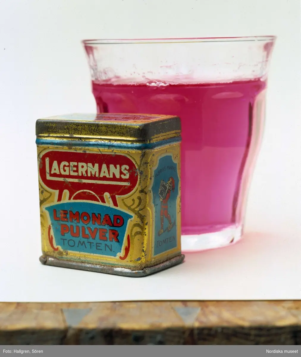 Sprakande, fräsande tomtebrus. Lagermans lemonadpulver från början av 1900-talet.