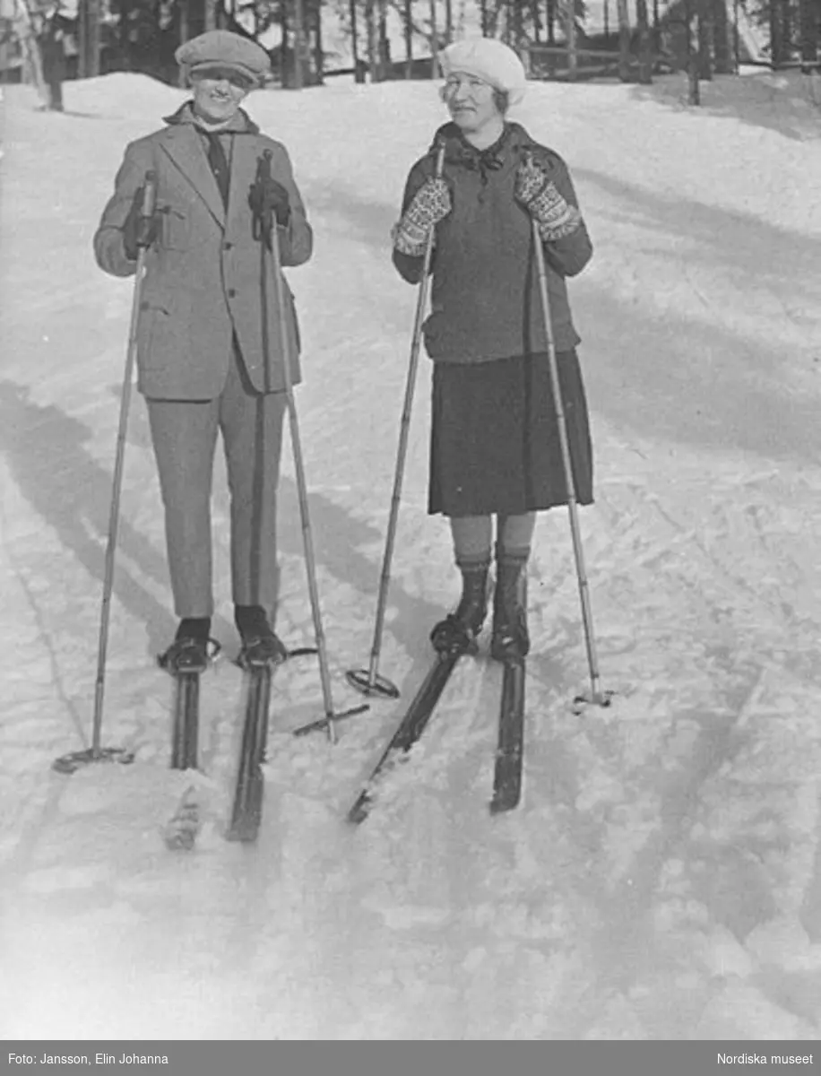 Två kvinnor på skidor. Lima, Dalarna.