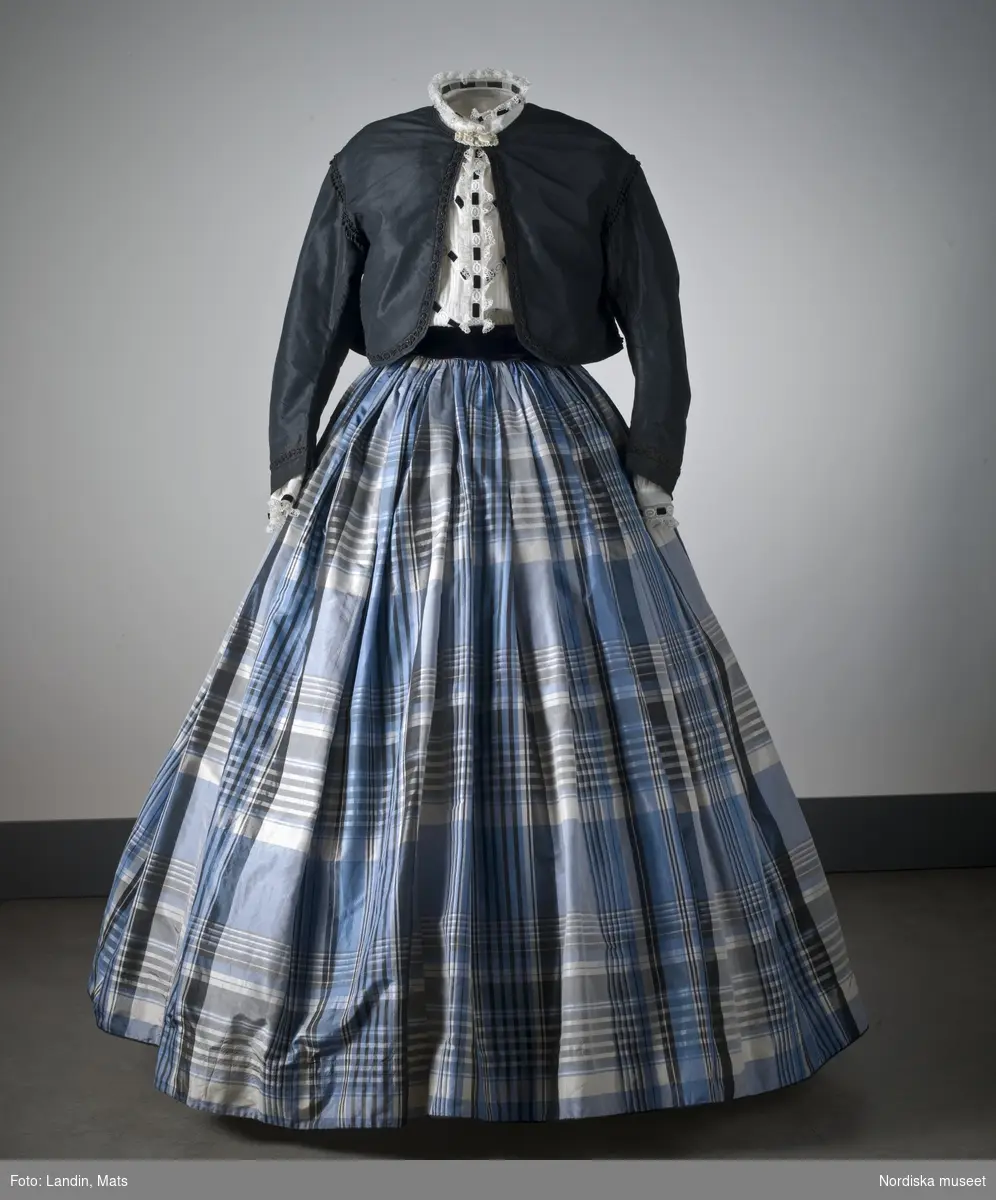 Sidenklänning med liv och kjol. 1850-tal. Nordiska museet inv nr 117892.