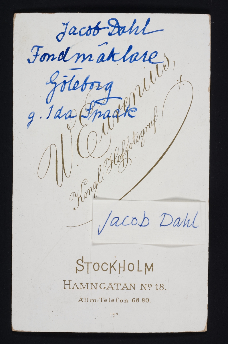 Porträtt av man, fondmäklare Jacob Dahl gift med Ida Dahl.
Visitkort ur Anna Mobergs familjealbum.