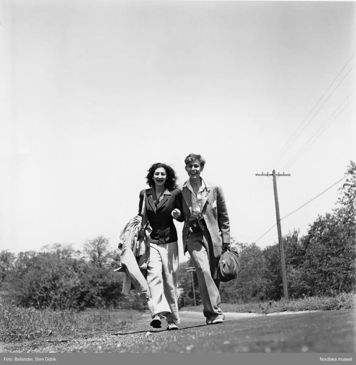 Fotografen och hans första hustru Birgitta promenerar arm i arm på en landsväg i USA.