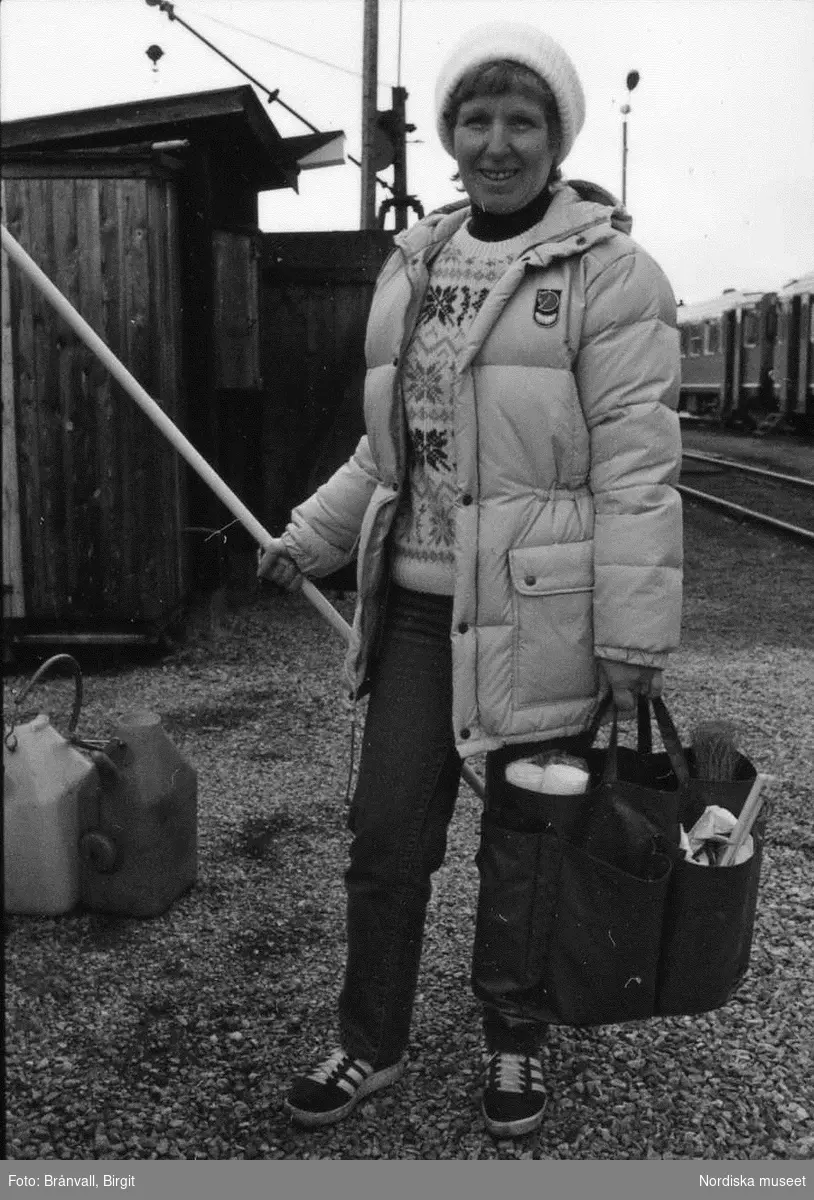 Storuman 1982. Stationsområdet, SJ-personal, städning av tågvagnar.