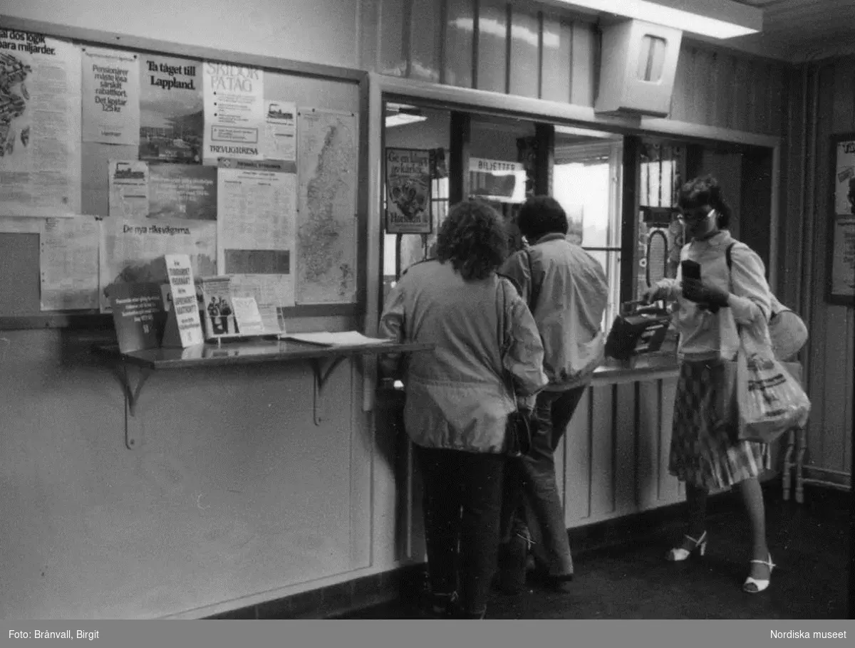 Storuman 1982. Stationsområdet, biljettlucka, vänthall, personal och resande.
Ungdomsgård.