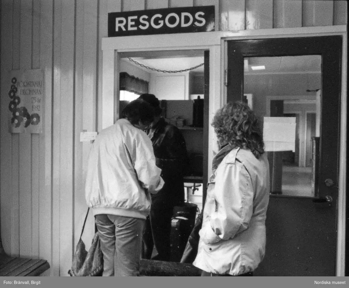 Storuman 1982. Stationsområdet, biljettlucka, vänthall, personal och resande.
Ungdomsgård.