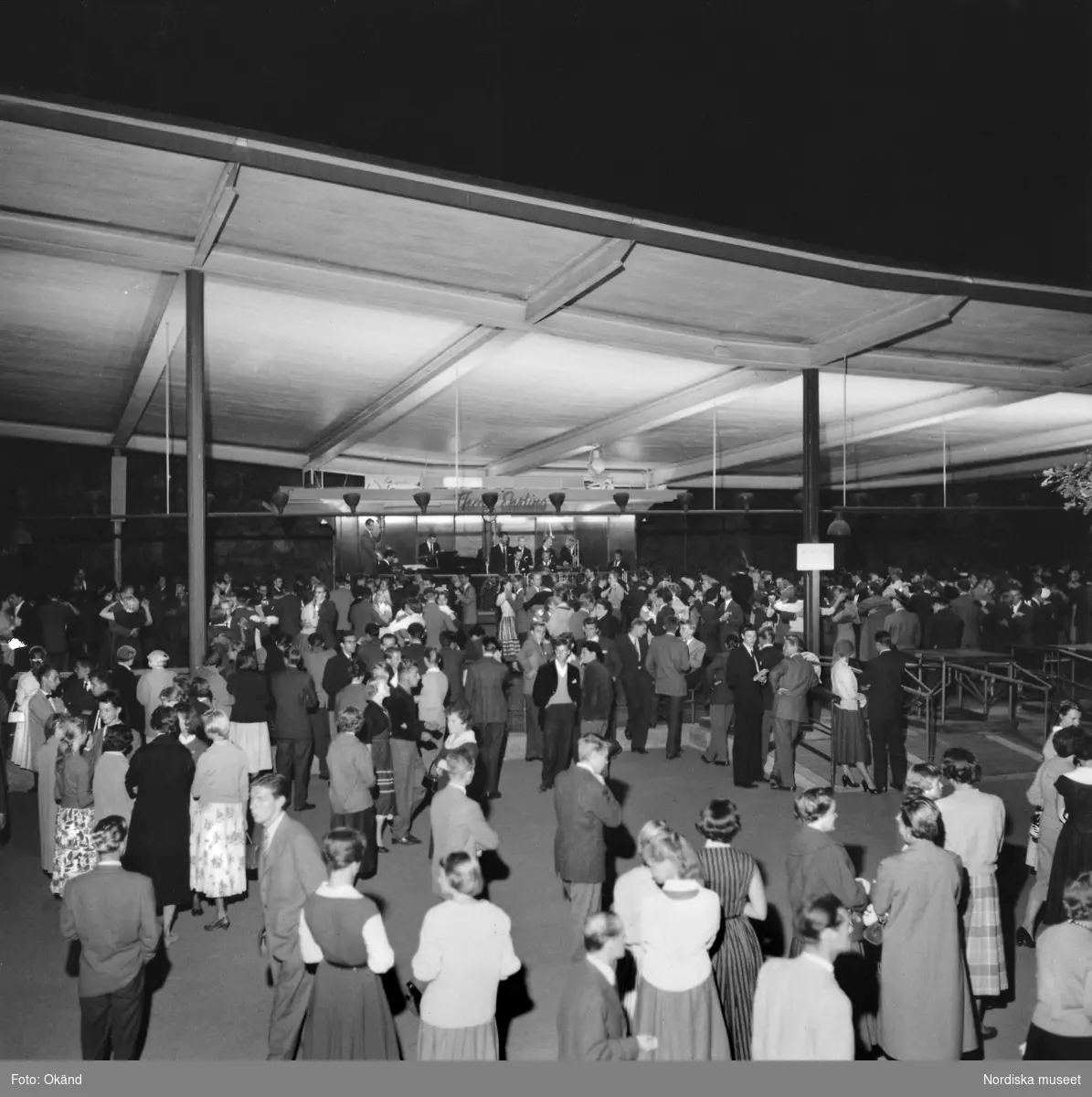 Dansbana på Skansen år 1955. Thore Ehrlings orkester spelar.