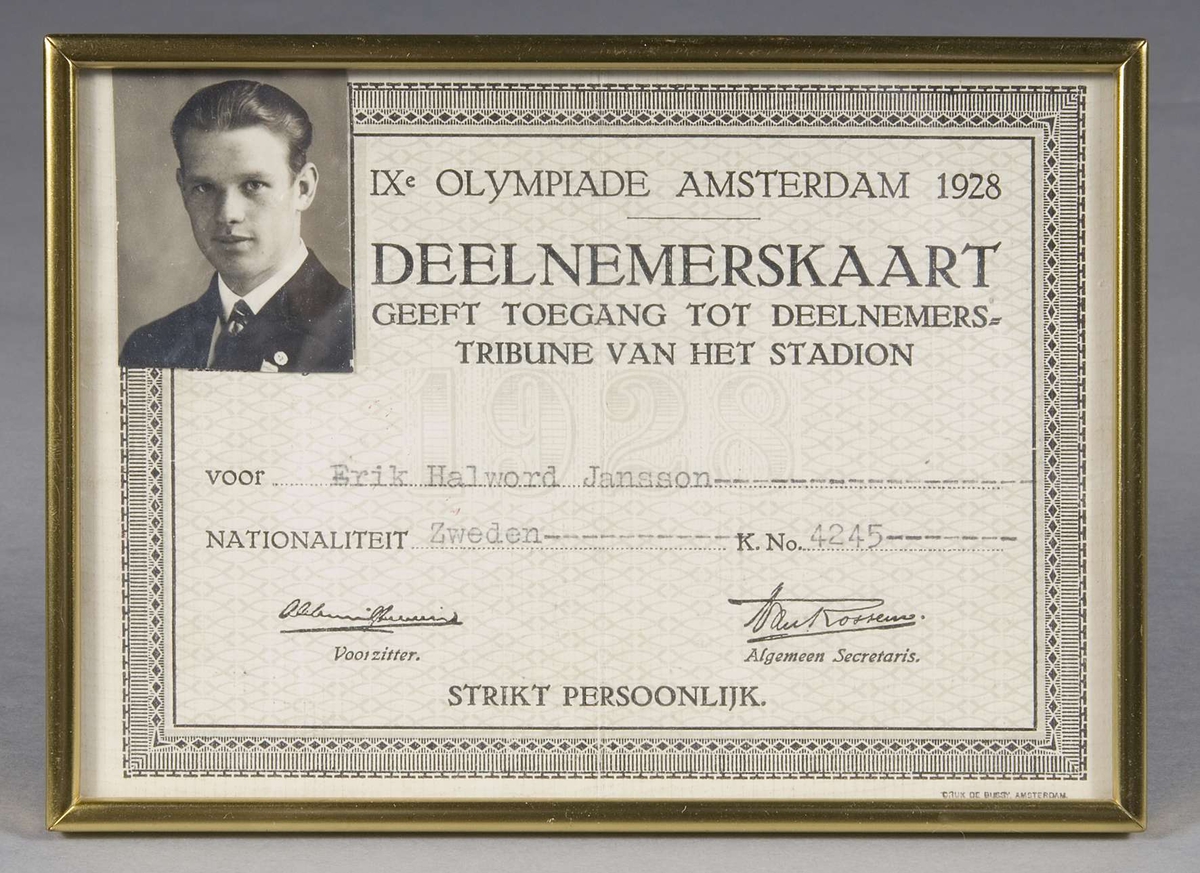Glasat och inramat deltagarbevis från olympiaden i Amsterdam 1928. Tryckt och maskinskriven text: ... voor Erik Halvoord Jansson, Nationaliteit Zweden, K No 4245.