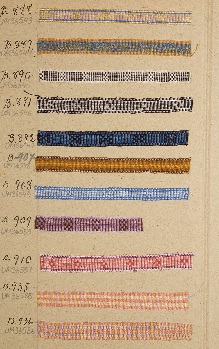 Vävprov av mönstrat band i blått, gult och lila. Materialet är konstfiber eller merceriserad bomull. Bandet är vävt i rips och opphämta och det har nummer B.889.