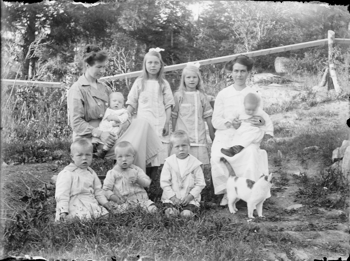 Margareta Pettersson med barnen, sannolikt Funbo socken, Uppland