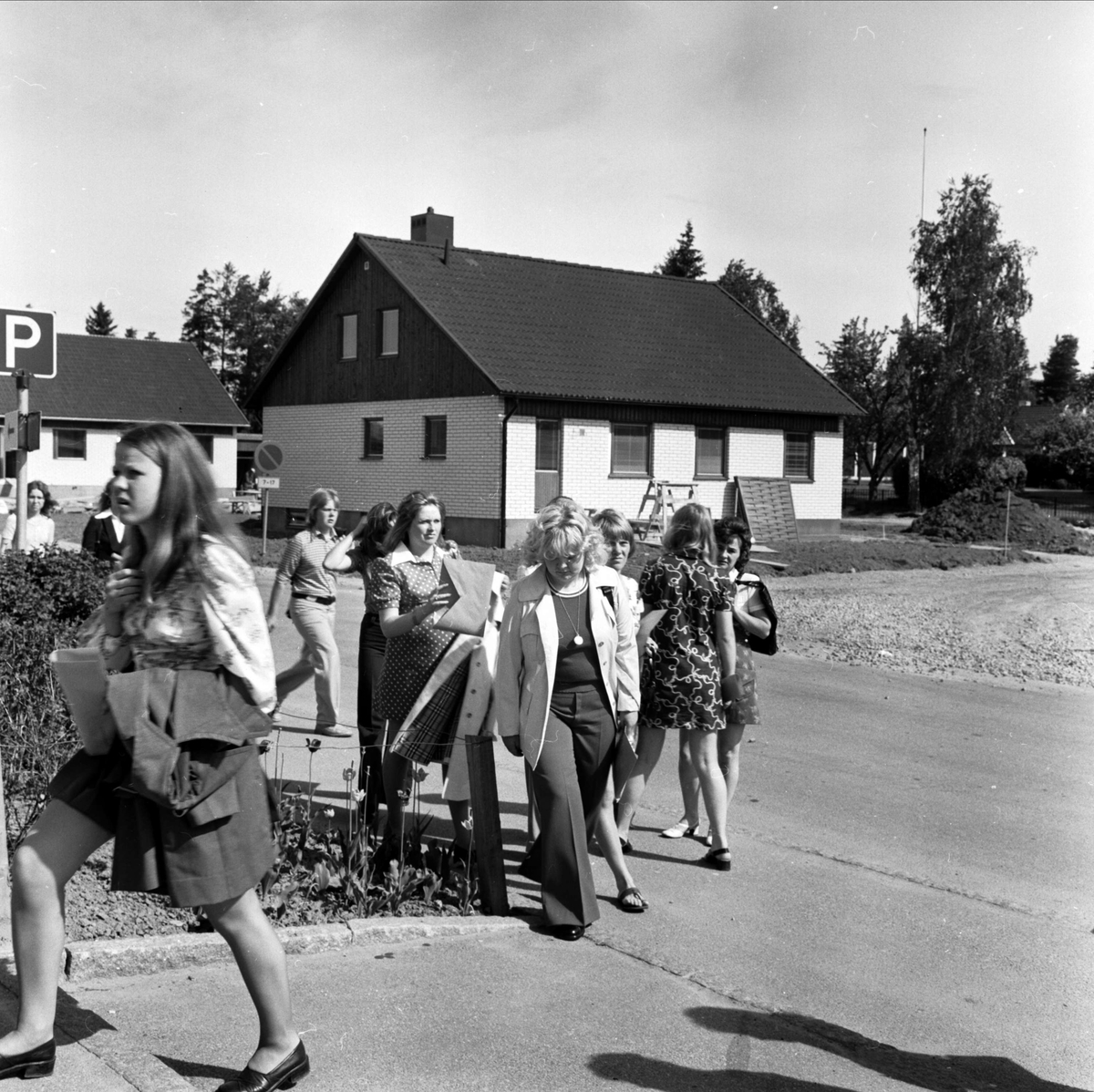 Elever på väg till skolavslutning, Tierps kommun