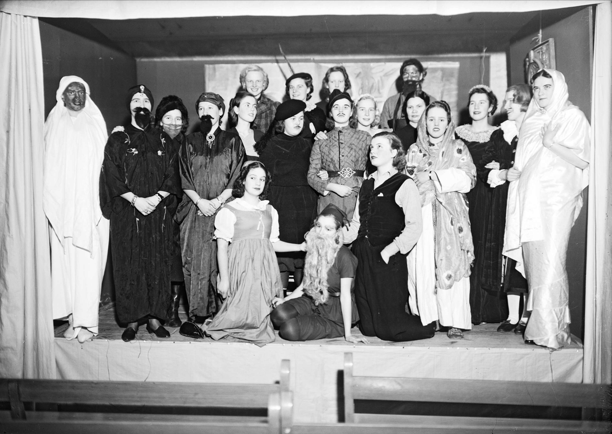 Teatergrupp vid Lindska skolan, kvarteret Ubbo, Uppsala 1939