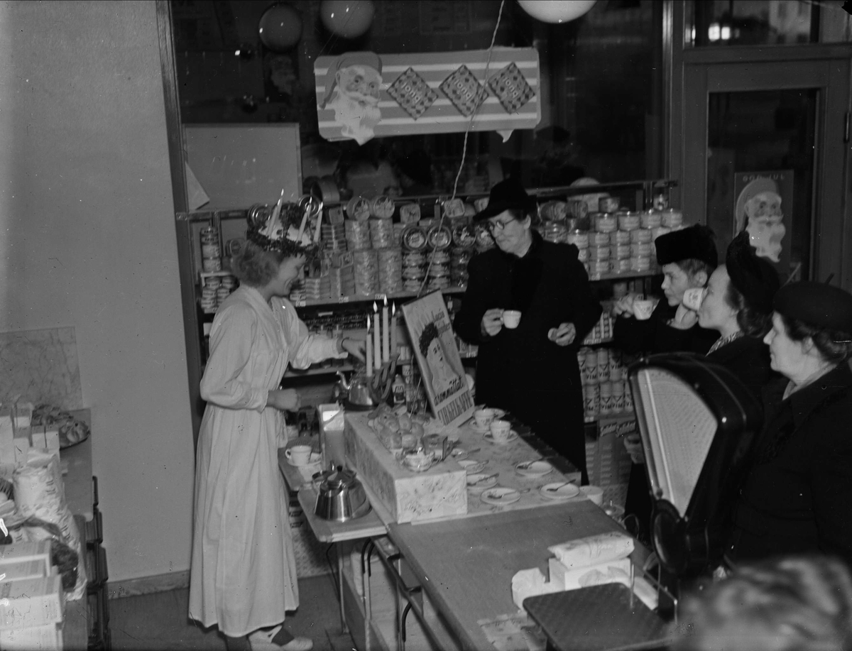 Lucia bjuder på kaffe i livsmedelsaffär, sannolikt i Uppsala 1946