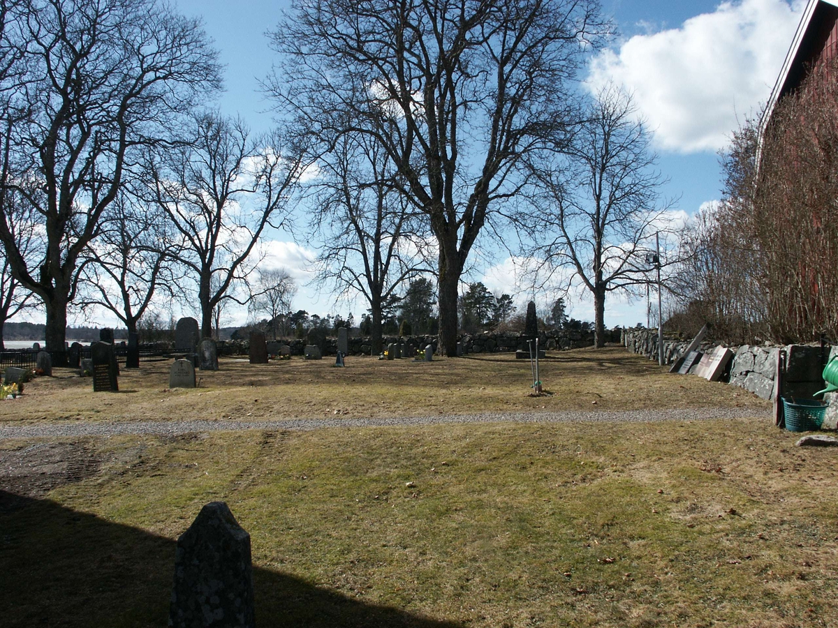 Kyrkogården vid Alsike kyrka, Alsike socken, Uppland