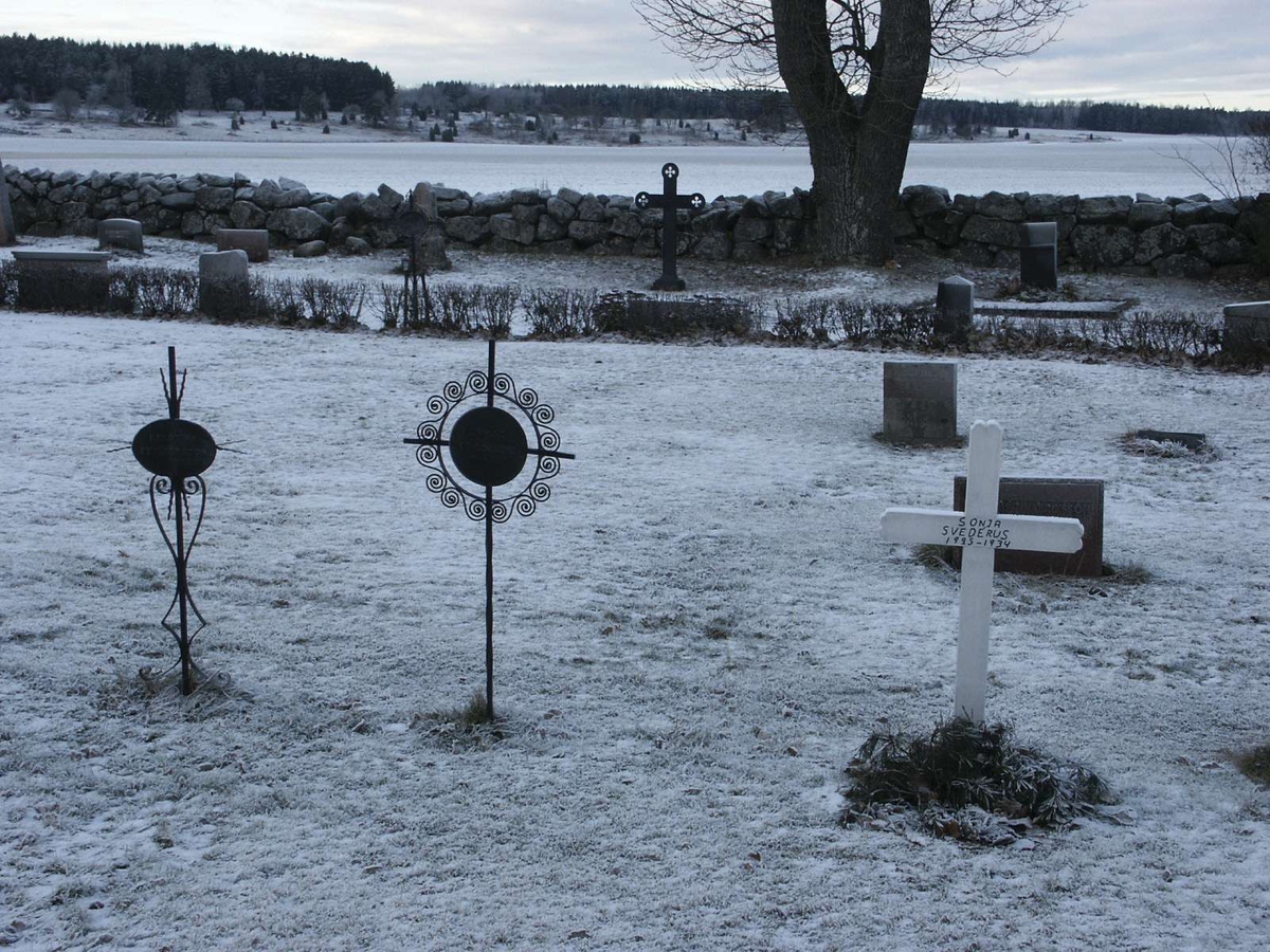 Kyrkogården vid Biskopskulla kyrka, Biskopskulla socken, Uppland december 2002