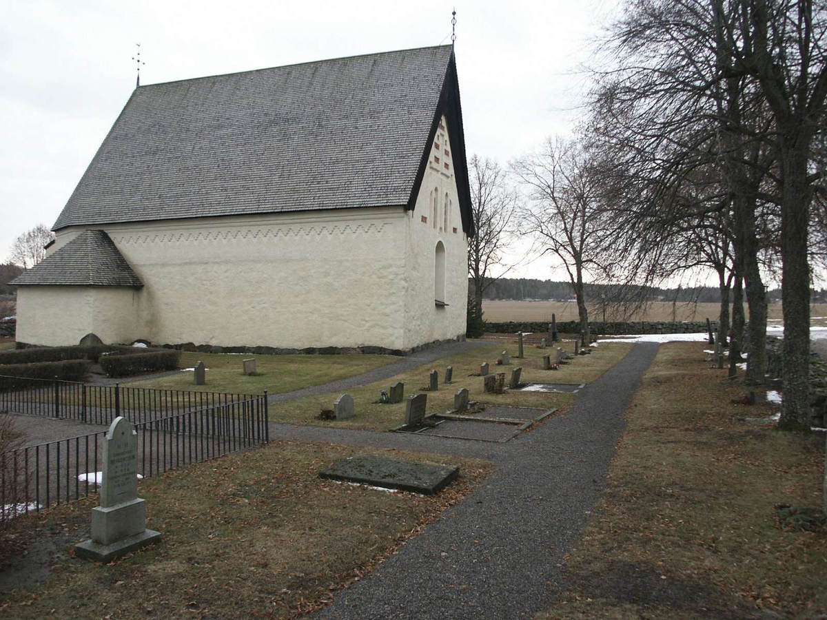 Kyrkogården vid Fittja kyrka, Fittja socken, Uppland januari 2003
