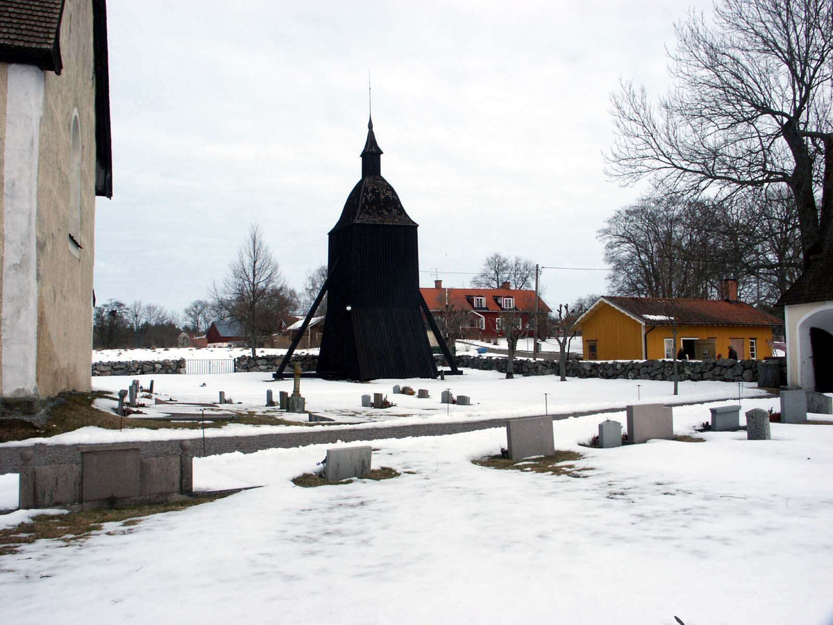 Kyrkogården vid Kungs-Husby kyrka, Kungs-Husby socken, Uppland 2005