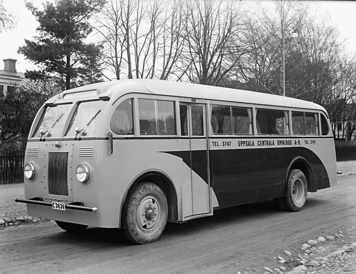 Buss av märket Volvo, Uppsala 1935 - Upplandsmuseet / DigitaltMuseum