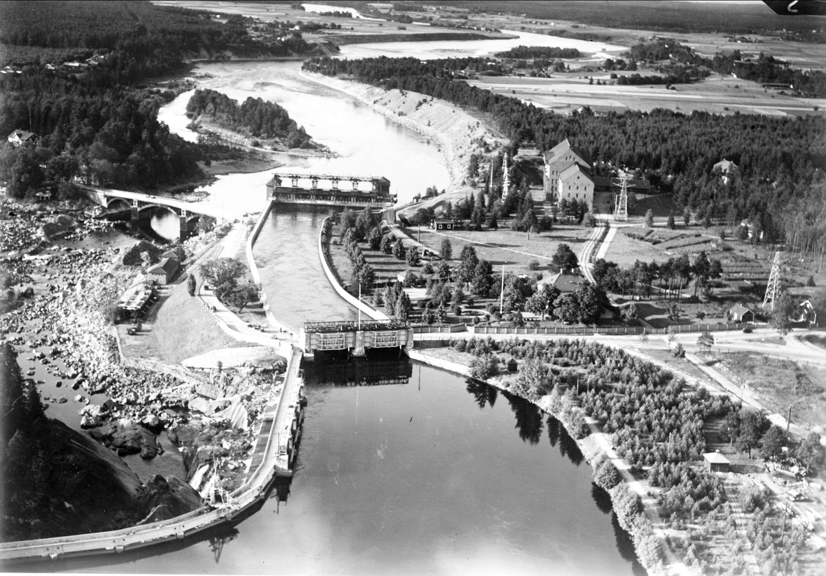 Flygfoto över Älvkarleby vattenkraftverk och Älvkarlebyfallen, Älvkarleby socken, Uppland 1936