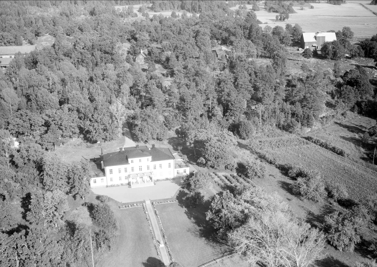 Flygfoto över Norrgarns gård, Norrgarn, Bladåkers socken, Uppland 1958