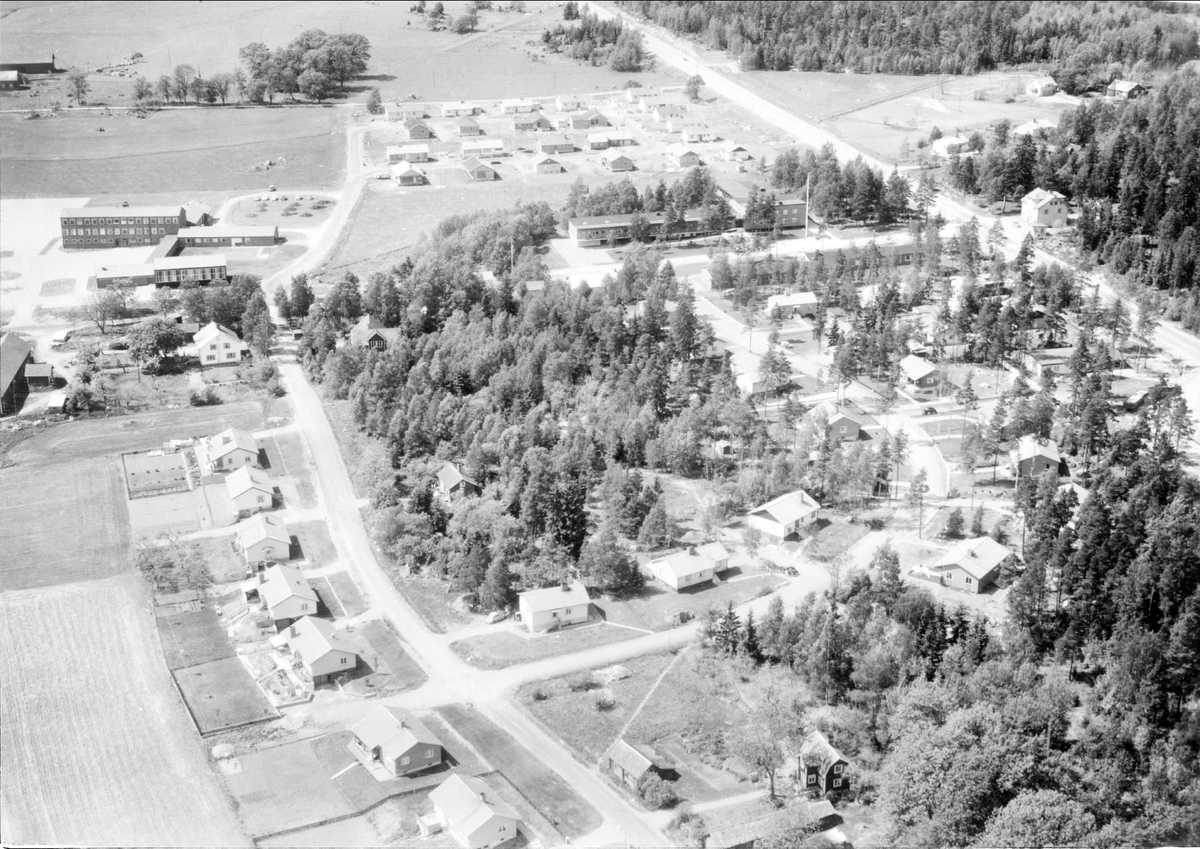 Flygfoto över Hummelsta, Tillinge socken, Uppland 1965