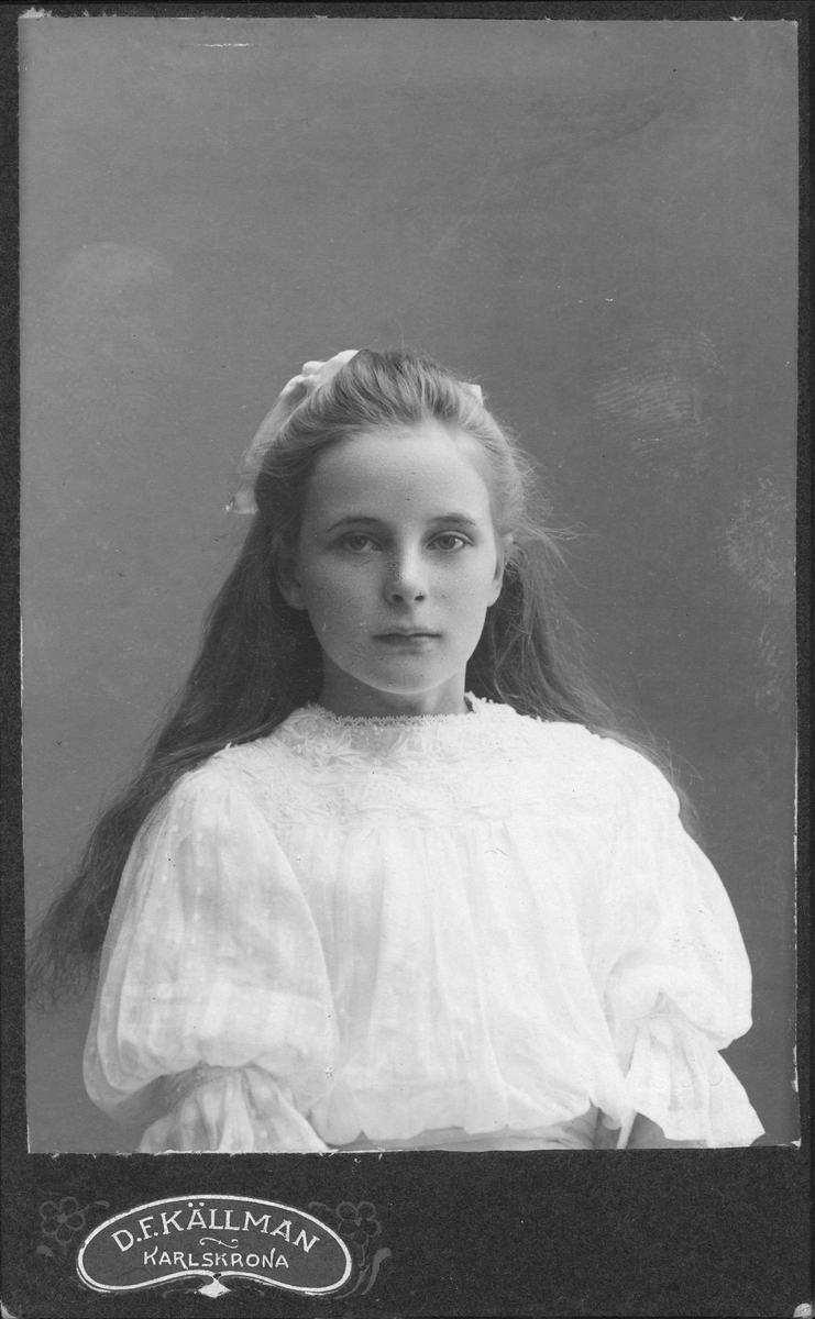 Kabinettsfotografi - flicka, år 1906