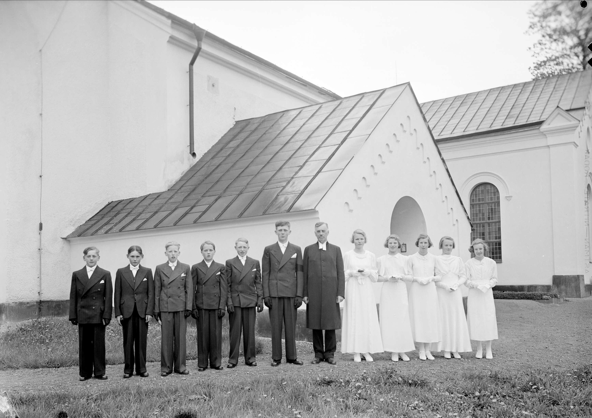Konfirmander utanför Vänge kyrka, Uppland 1939
