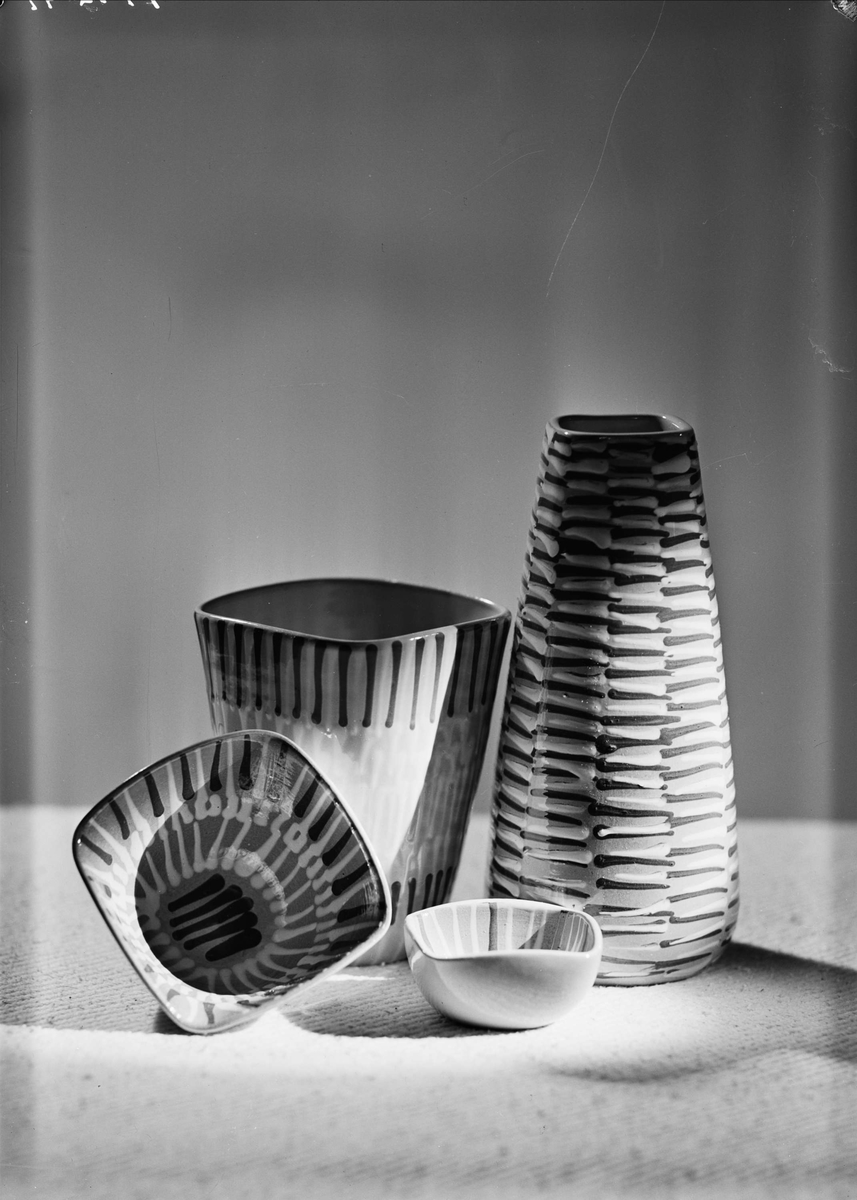 Keramikvaser och skål från Upsala-Ekeby AB, Uppsala 1949