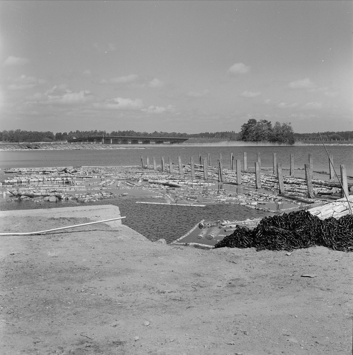 Timmerflottning vid Hjulstabron, Hjulstafjärden i Mälaren, Uppland 1960