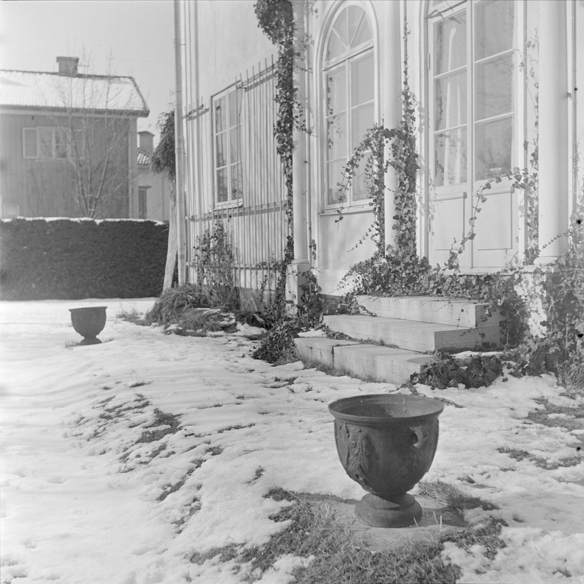 Läkaren Olof Bratts villa och trädgård på Sveavägen 11 i Uppsala 1949