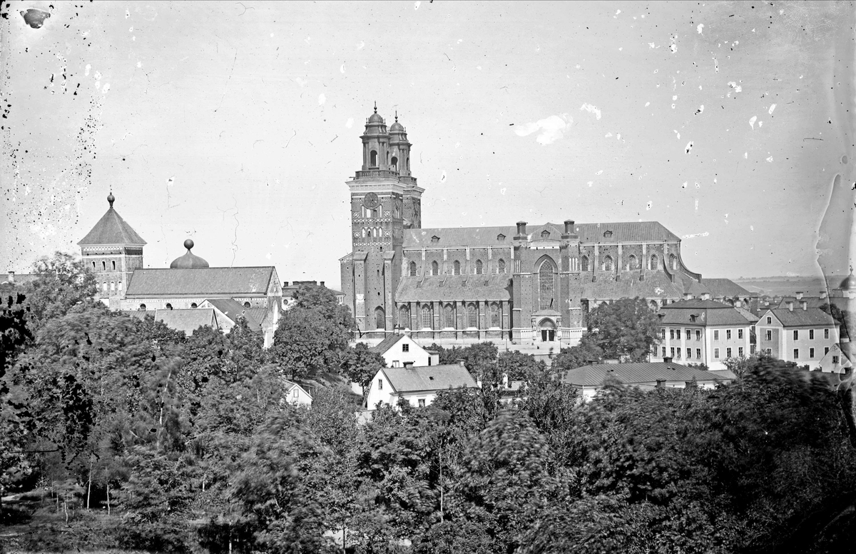 Reprofotografi - Helga Trefaldighets kyrka och Uppsala domkyrka med de Hårlemanska huvarna före 1885